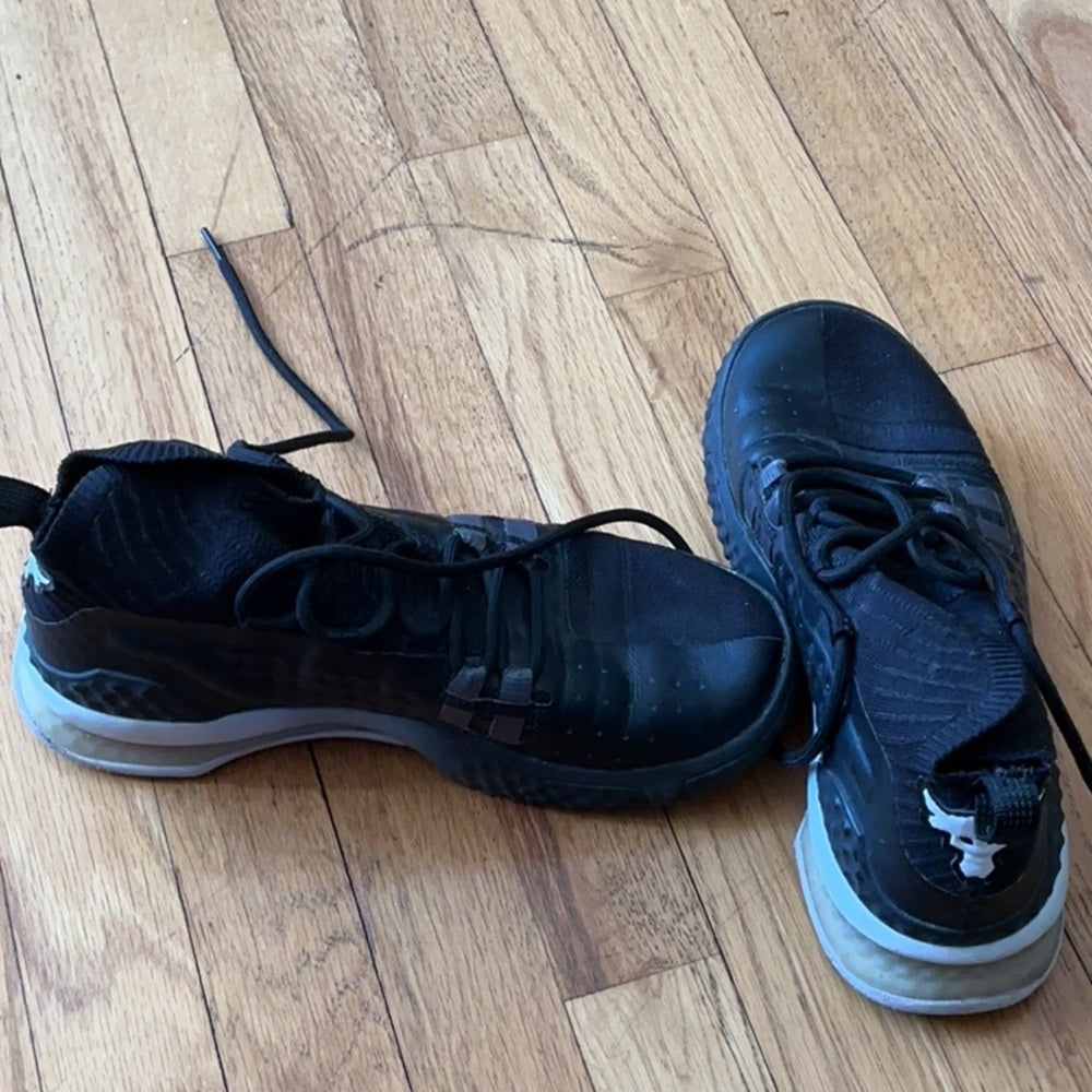 Under armor Men’s Black Sneakers Size 8