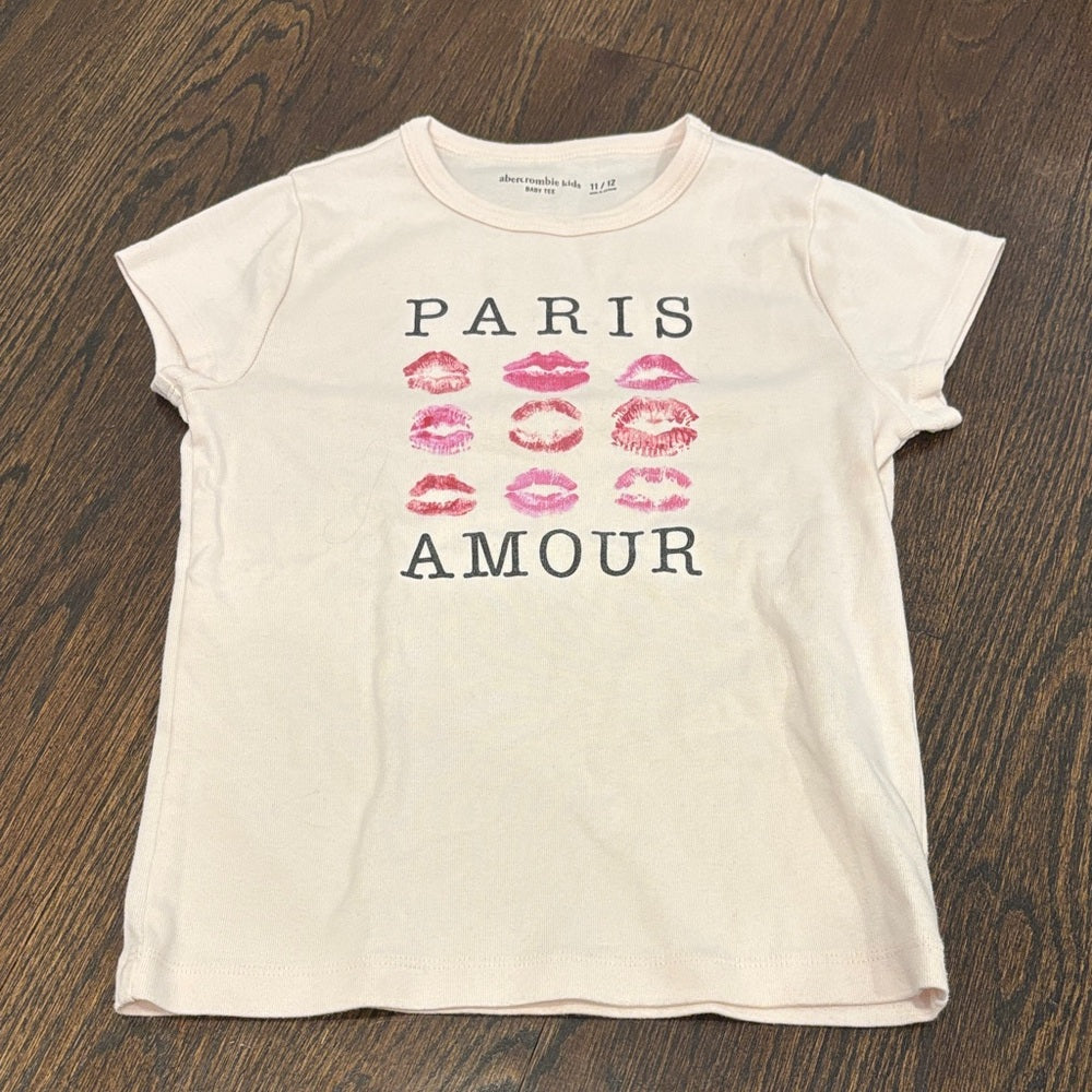 Abercrombie Kids Girl’s Cream Tee with Pink Lips Graphic Size 11/12