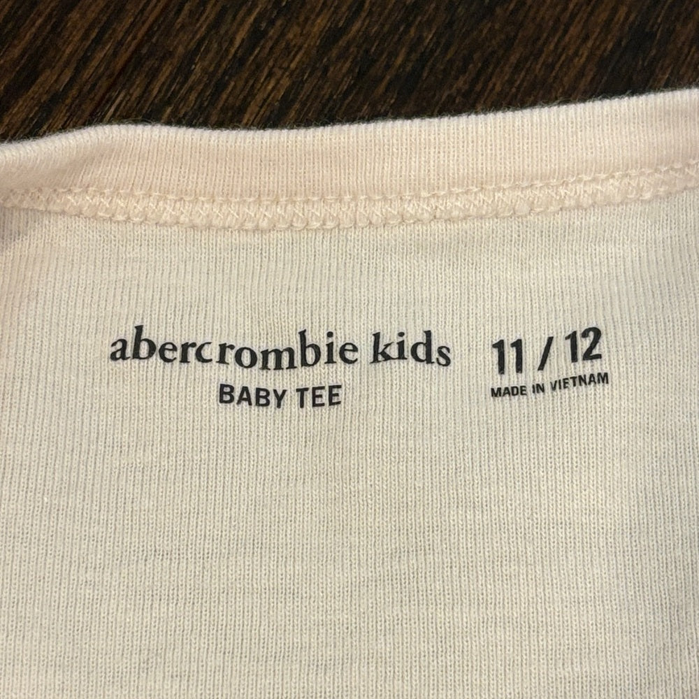 Abercrombie Kids Girl’s Cream Tee with Pink Lips Graphic Size 11/12