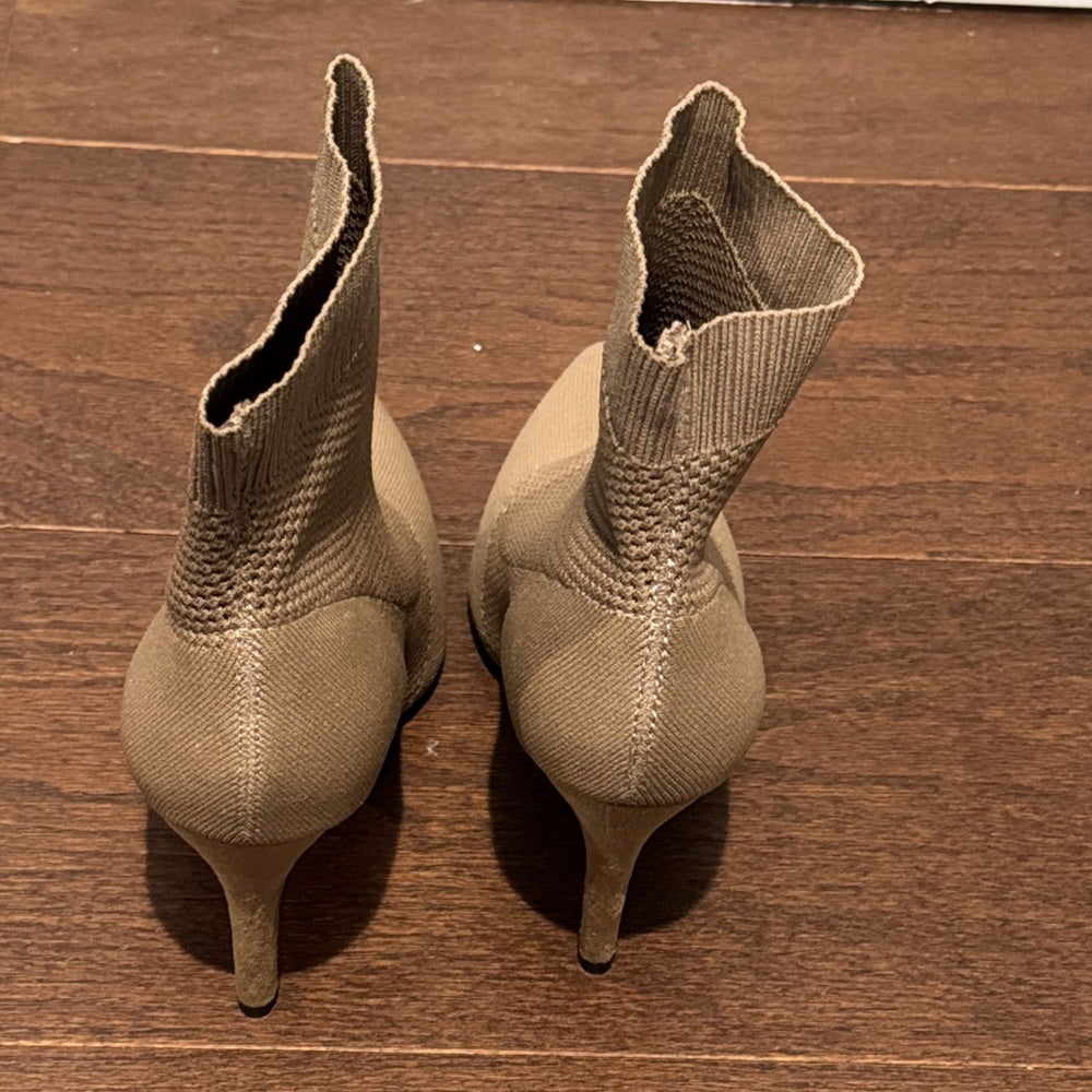NWT MIA Women’s Tan/Dark Sand Ankle Knit Boots Size 8