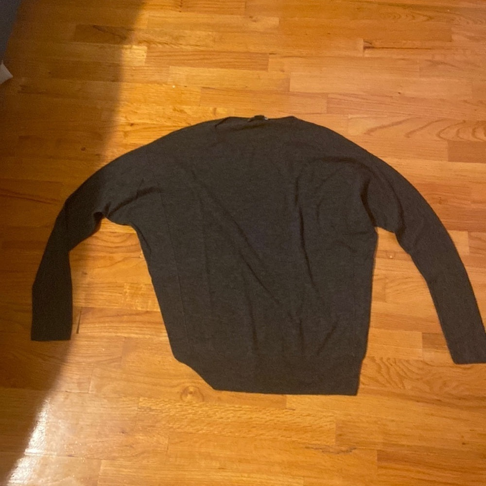Women’s Vince long sleeved top. Grey. Size XXS