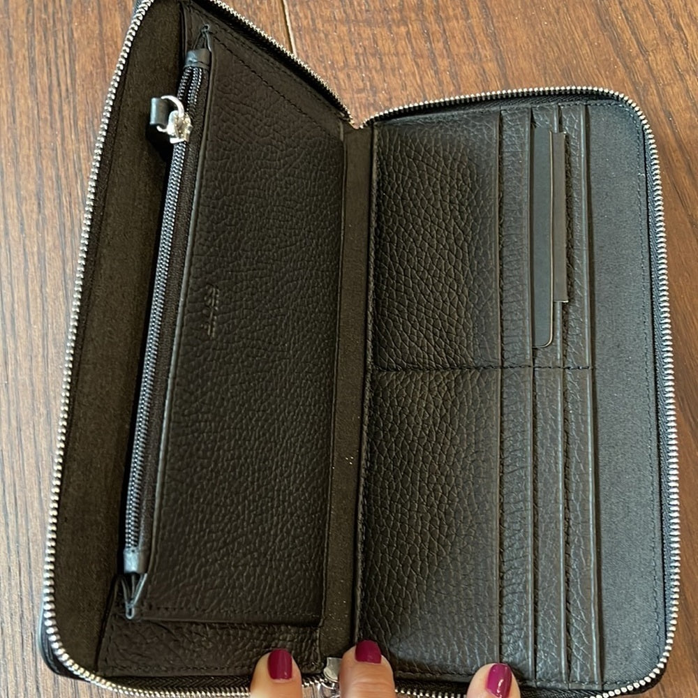 NWT Hugo Boss Black Leather Zip Around Wallet