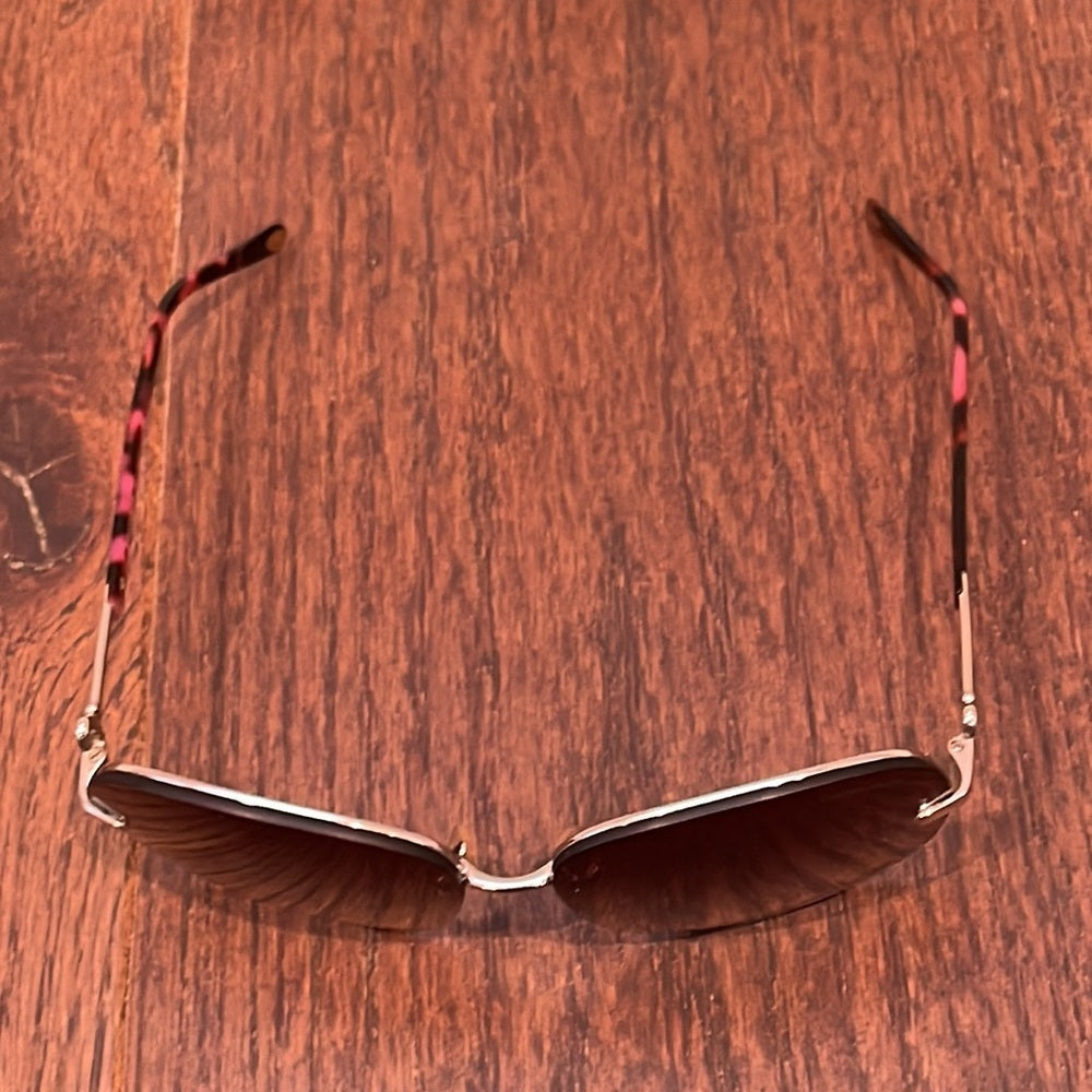 Tiffany & Co Women’s Sunglasses With a Red/Pink to Lenses