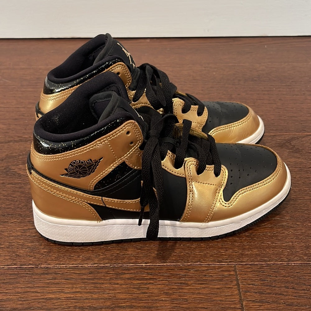 Nike Air Jordan Kids Black and Gold Sneakers Size 4