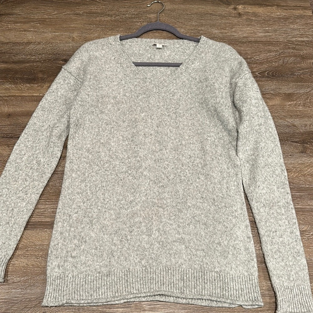Gap Women’s V-Neck Sweater - Size Medium