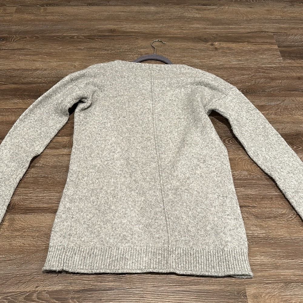 Gap Women’s V-Neck Sweater - Size Medium