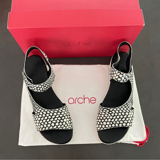 Arche Black and White Sandals Size 40 / 9